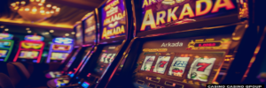 Arkada Casino — наслаждайтесь игрой на лучших слотах Слот-машины с логотипом Arkada Casino, неоновая атмосфера игрового зала