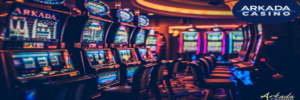 Ряд современных игровых автоматов Arkada Casino в стильном и ярко освещённом зале